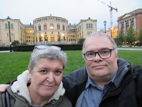 Arthur en Nadine voor het Parlementsgebouw