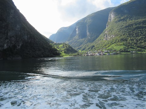 Uitzicht op de boot (Lady Elisabeth) op weg naar Gudvangen door de UNESCO beschermde Aurlandsfjord