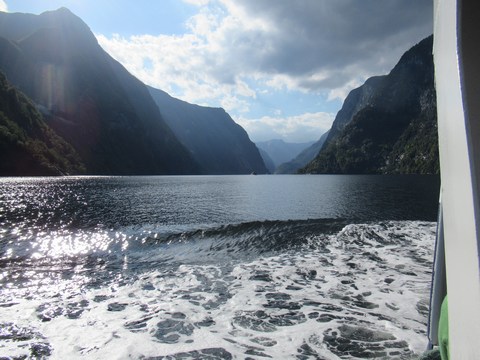 Uitzicht op de boot (Lady Elisabeth) op weg naar Gudvangen door de UNESCO beschermde Nryfjord