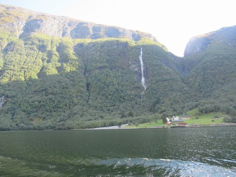 Uitzicht op de boot (Lady Elisabeth) op weg naar Gudvangen door de UNESCO beschermde Nryfjord